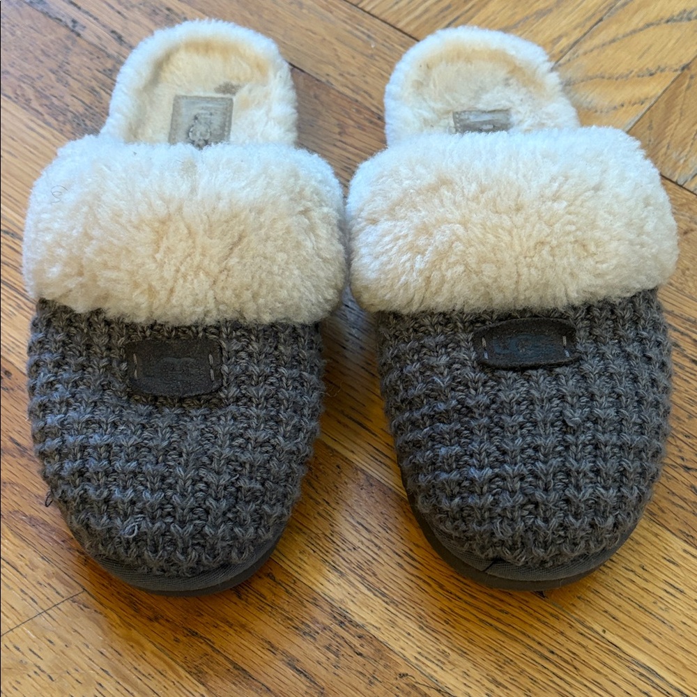 UGG  Size 9 Cozy Gray and Cream Knit Slippers